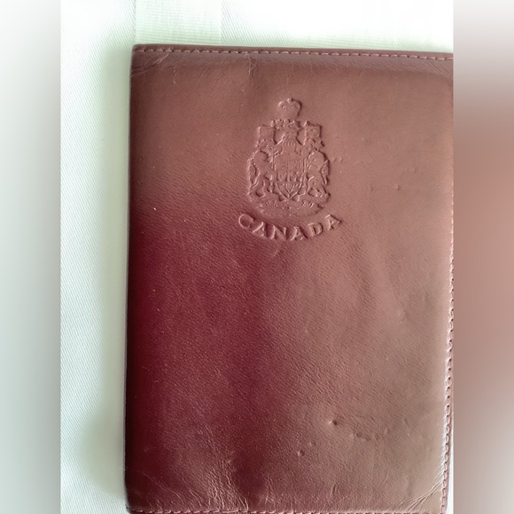 Vintage Renwick Leather Canada Passport Holder - Made in Canada 🇨🇦 - Picture 4 of 4